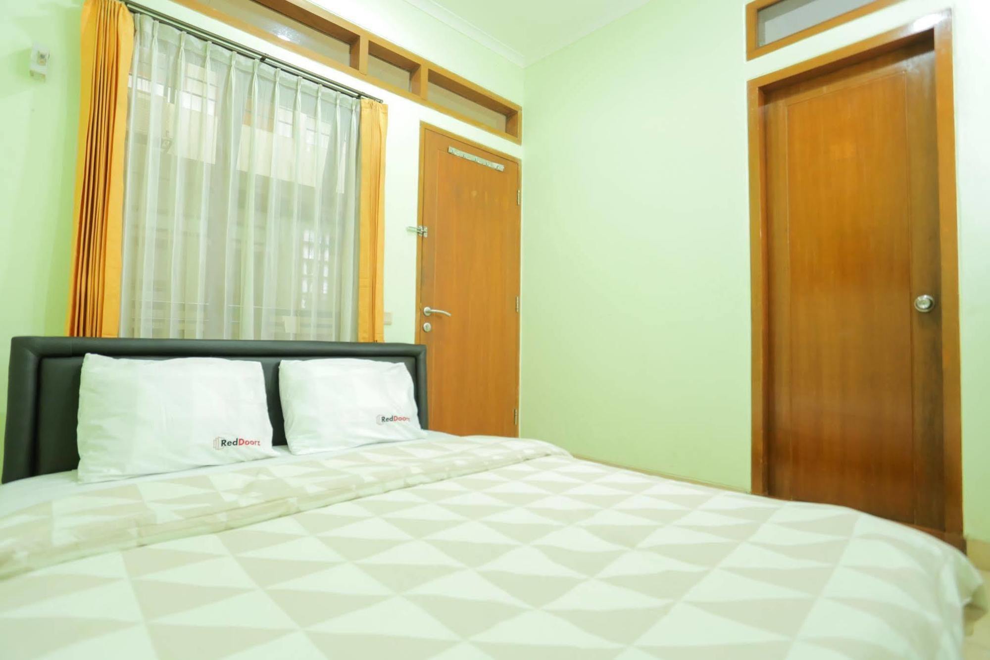 Reddoorz Near Sukajadi Hotel Бандунг Екстериор снимка